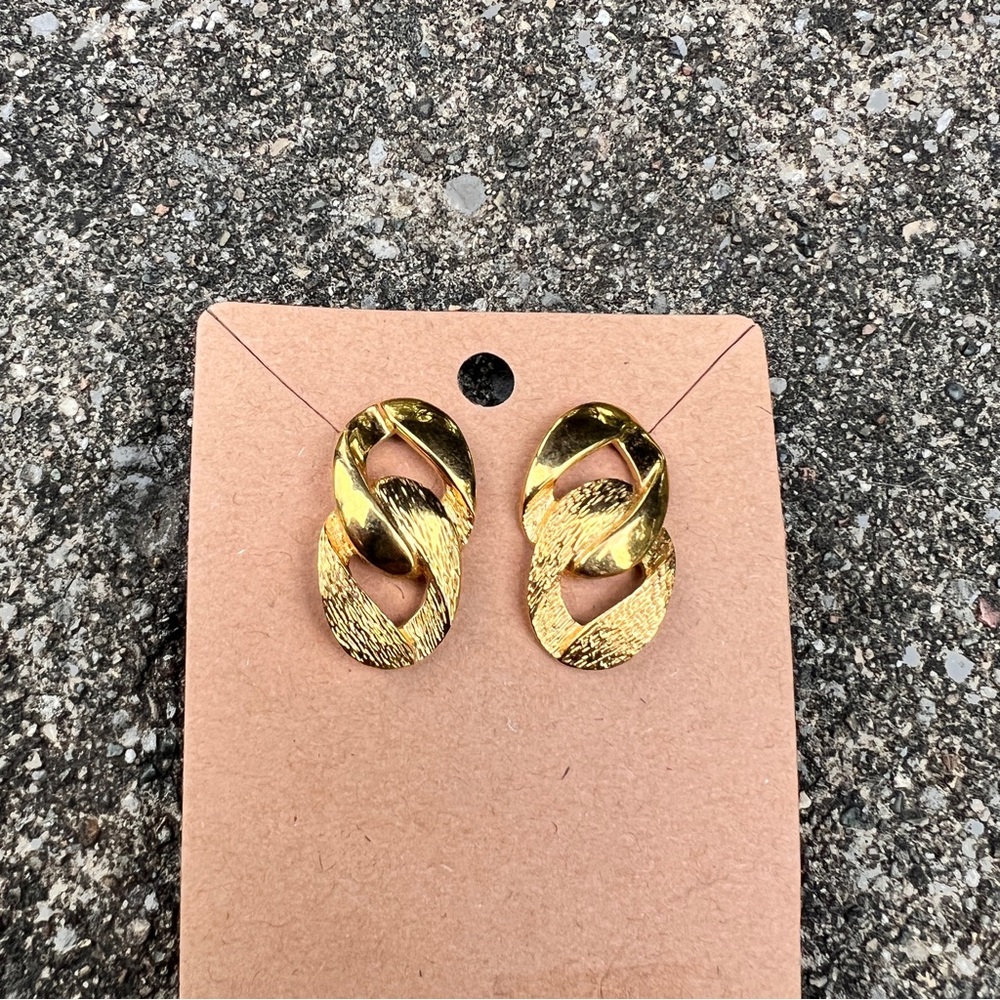 🐦‍🔥2 for $20🐦‍🔥 1980’s chunky gold tone chain link post back earrings